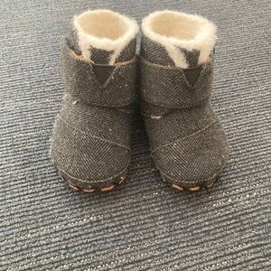 Tom’s baby cuna booties size 4